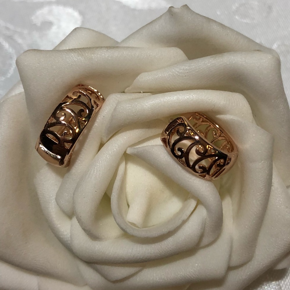 Rose gold filigree small hoop earrings